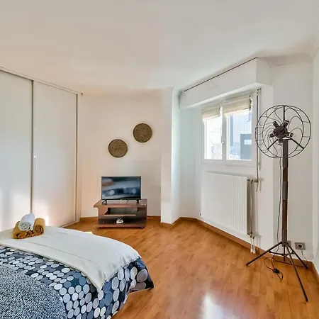 Chic And Spacious With Parking Apartment Courbevoie