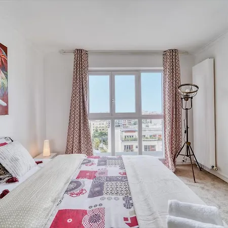 Chic And Spacious With Parking Courbevoie