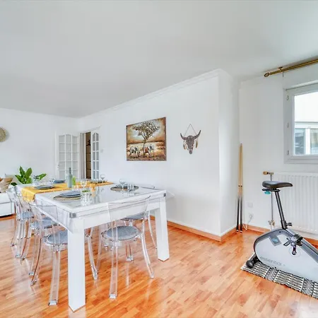 Chic And Spacious With Parking Courbevoie