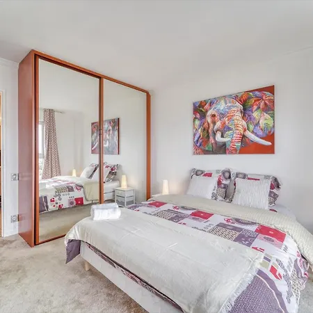 Chic And Spacious With Parking * Courbevoie