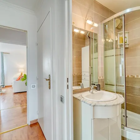 Chic And Spacious With Parking Apartment Courbevoie