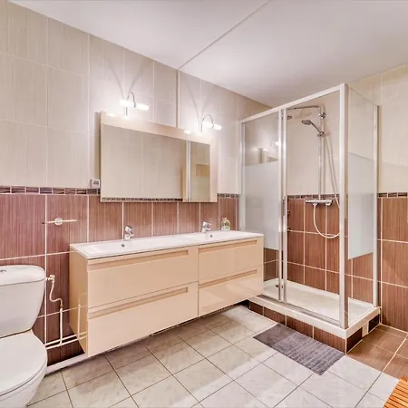 Chic And Spacious With Parking * Courbevoie