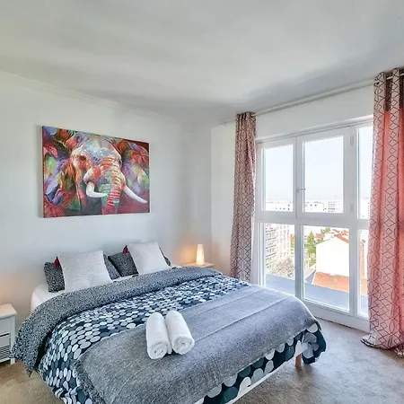 Chic And Spacious With Parking Apartment