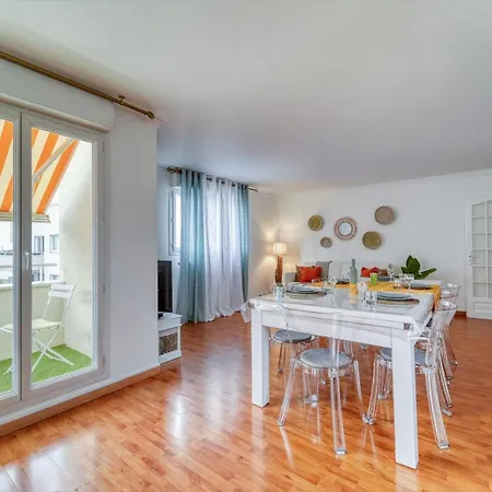 Chic And Spacious With Parking Courbevoie