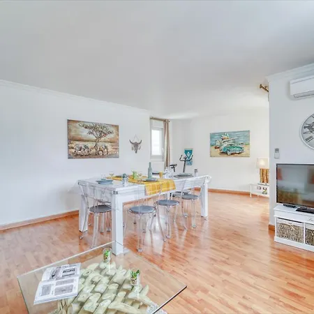 Chic And Spacious With Parking