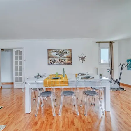 Chic And Spacious With Parking Apartment