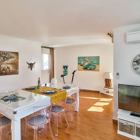 Chic And Spacious With Parking Apartment