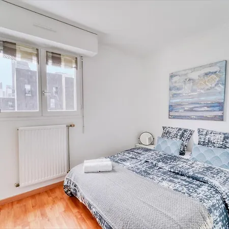 Chic And Spacious With Parking * Courbevoie