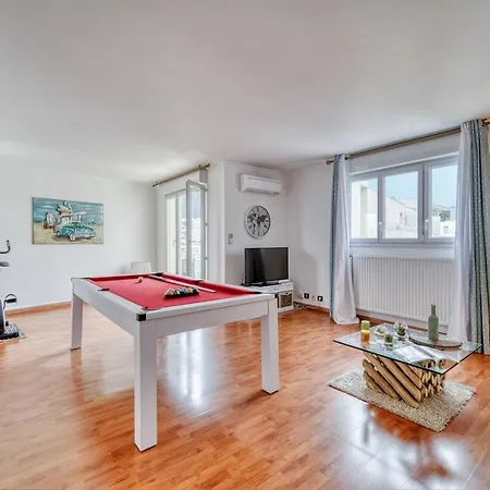 Chic And Spacious With Parking * Courbevoie