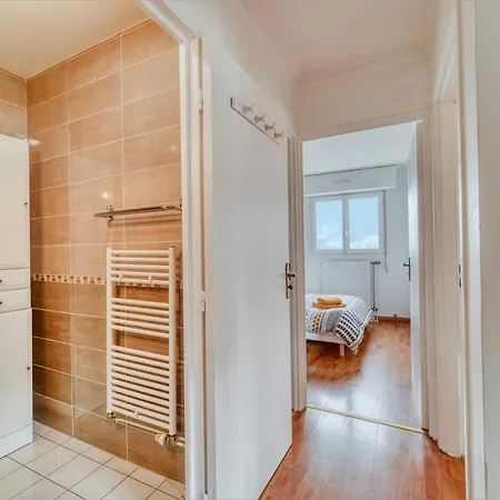Chic And Spacious With Parking Courbevoie