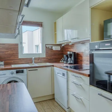 Chic And Spacious With Parking Courbevoie
