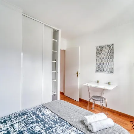 Chic And Spacious With Parking Apartment Courbevoie