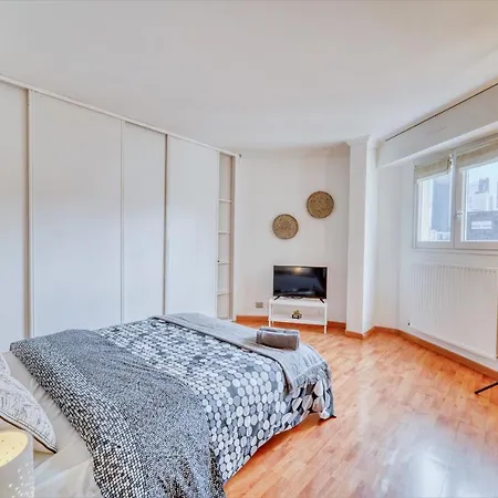 Chic And Spacious With Parking Courbevoie