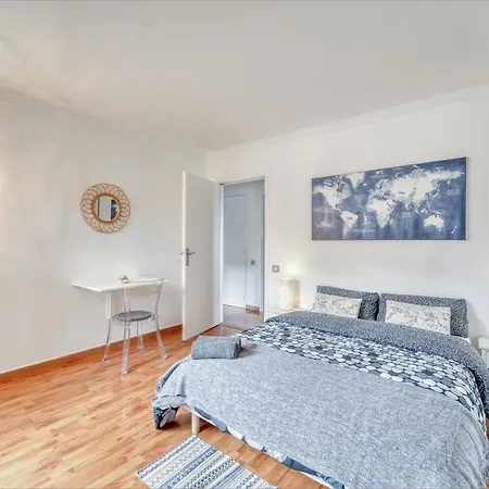 Chic And Spacious With Parking Apartment Courbevoie